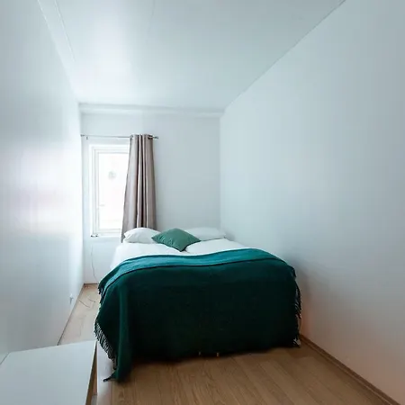 Apartment Nordic Host - The Crimson Retreat